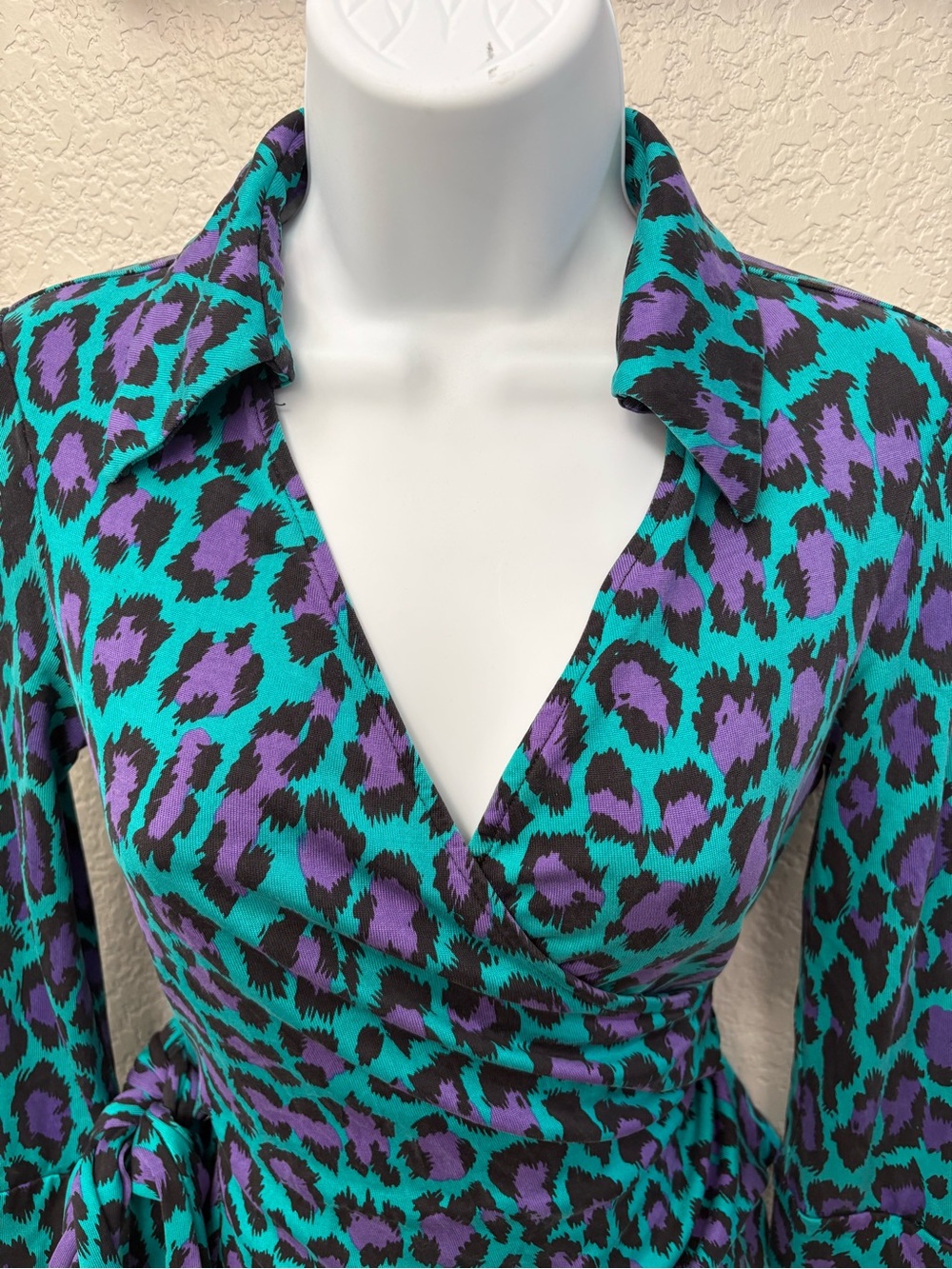 Diane Von Furstenberg Vintage Silk Teal & Purple Leopard Wrap Blouse Size 6 EUC - Picture 3 of 7